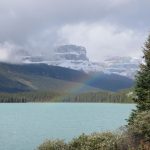 Regenbogen über Gletschersee im Banff Nationalpark