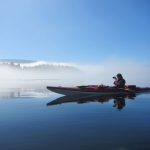 Seekajaker in nebliger Insellandschaft vor Vancouver Island