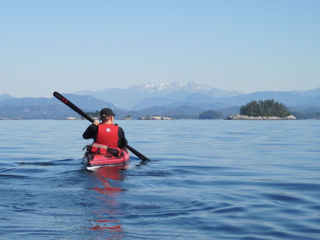 Paddler mit Grönlandpaddel beim Inselhopping vor Vancouver Island