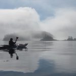 Seekajaker in nebliger Insellandschaft vor Vancouver Island